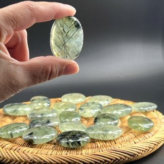 Galet Prehnite avec inclusion d'Epidote-Actinolite